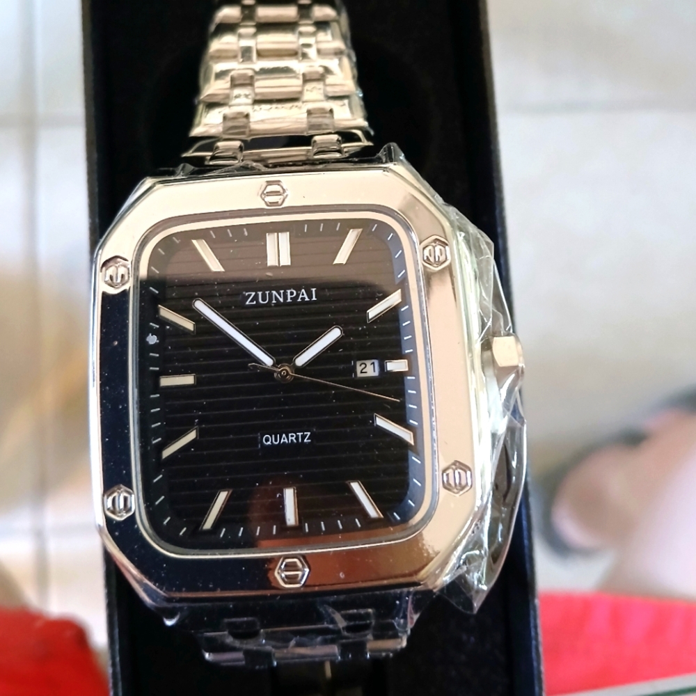 Mens dress or casual wear watch